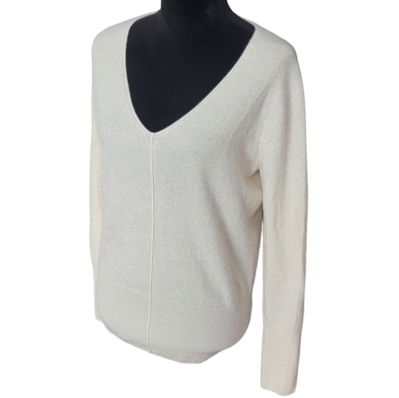 Woolen Bloom Cream Cashmere V-neck Sweater Size Medium - Picture 3 of 8